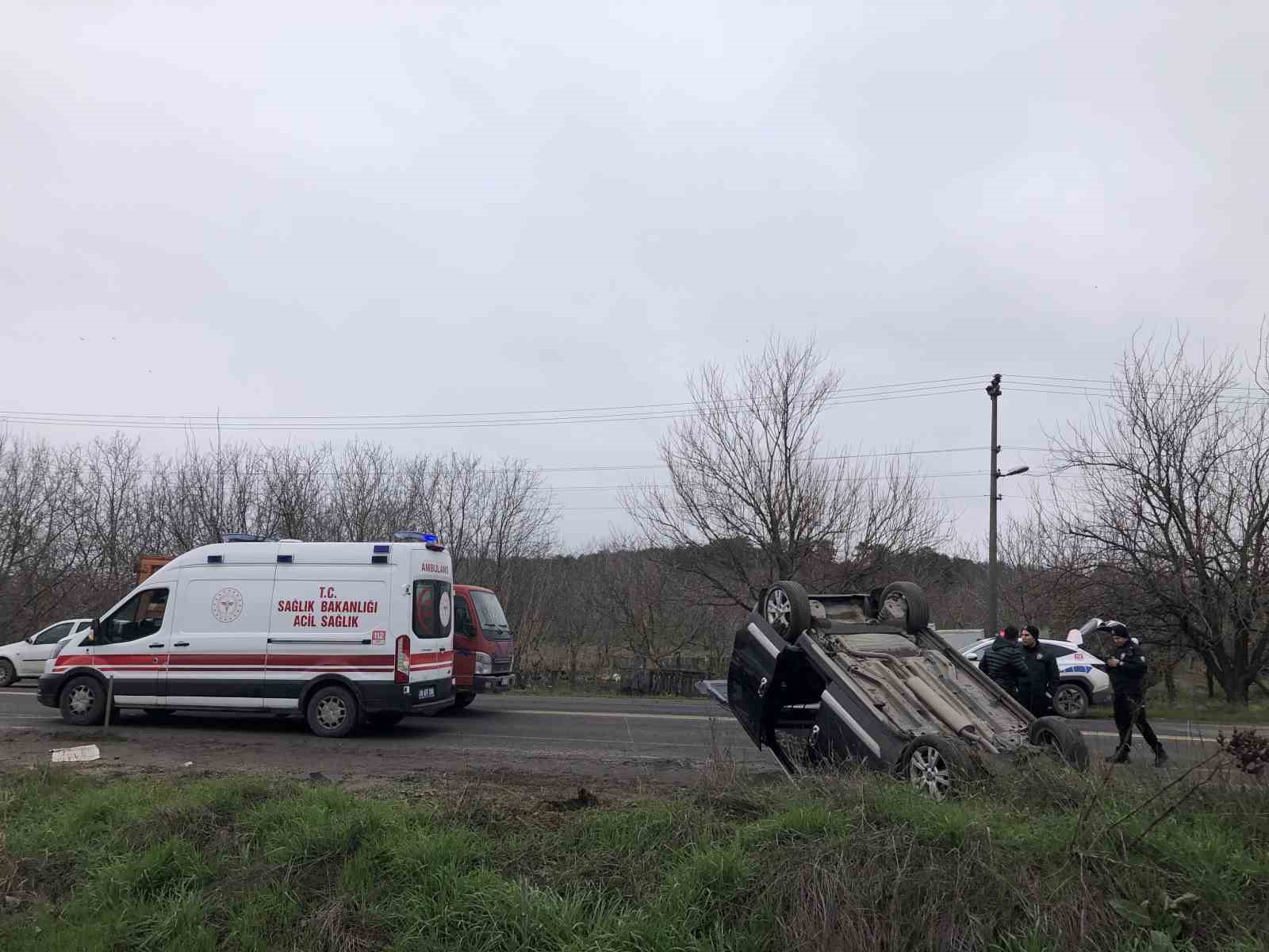 Tekirdağ’da virajda kayan araç takla attı: 2 yaralı
