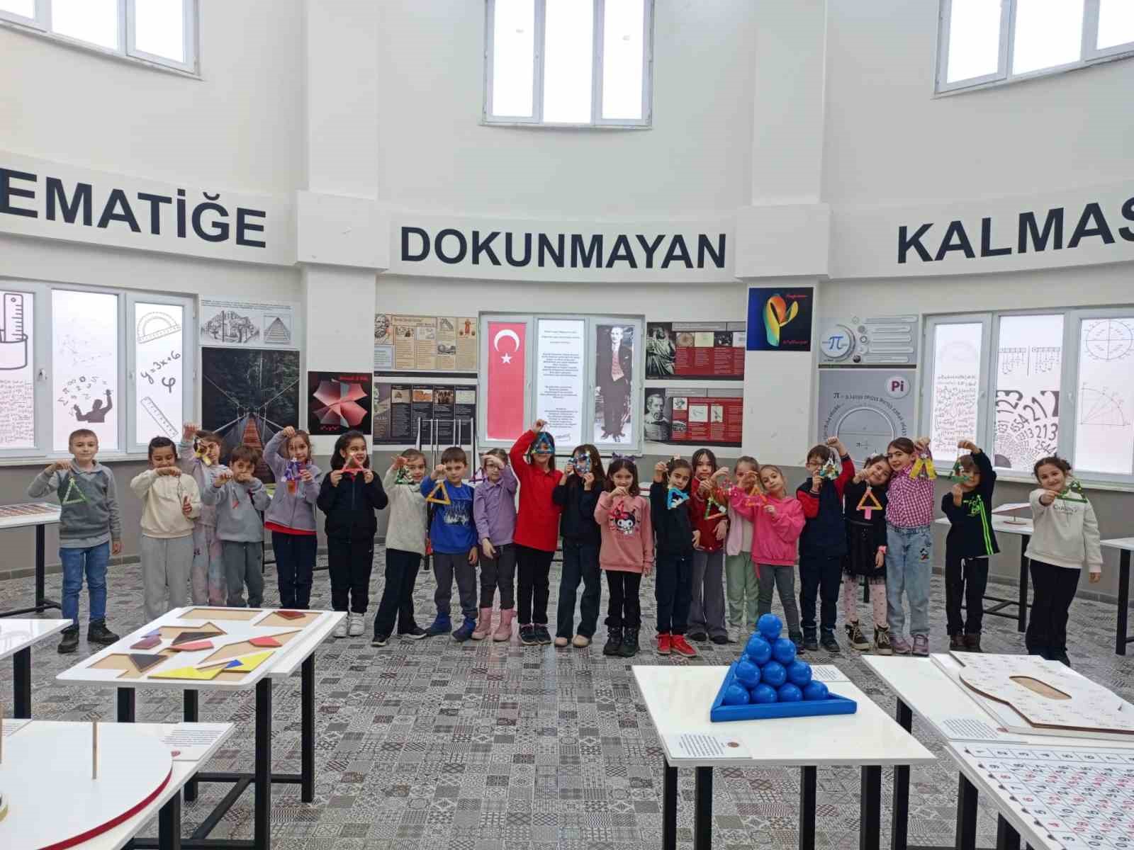200 öğrenci ücretsiz şekilde birçok alandaki dersleri görüyor