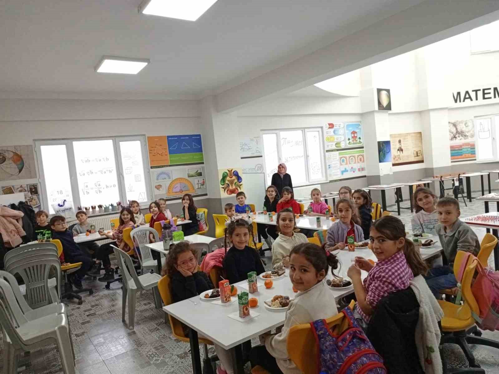 200 &ouml;ğrenci &uuml;cretsiz şekilde bir&ccedil;ok alandaki dersleri g&ouml;r&uuml;yor

