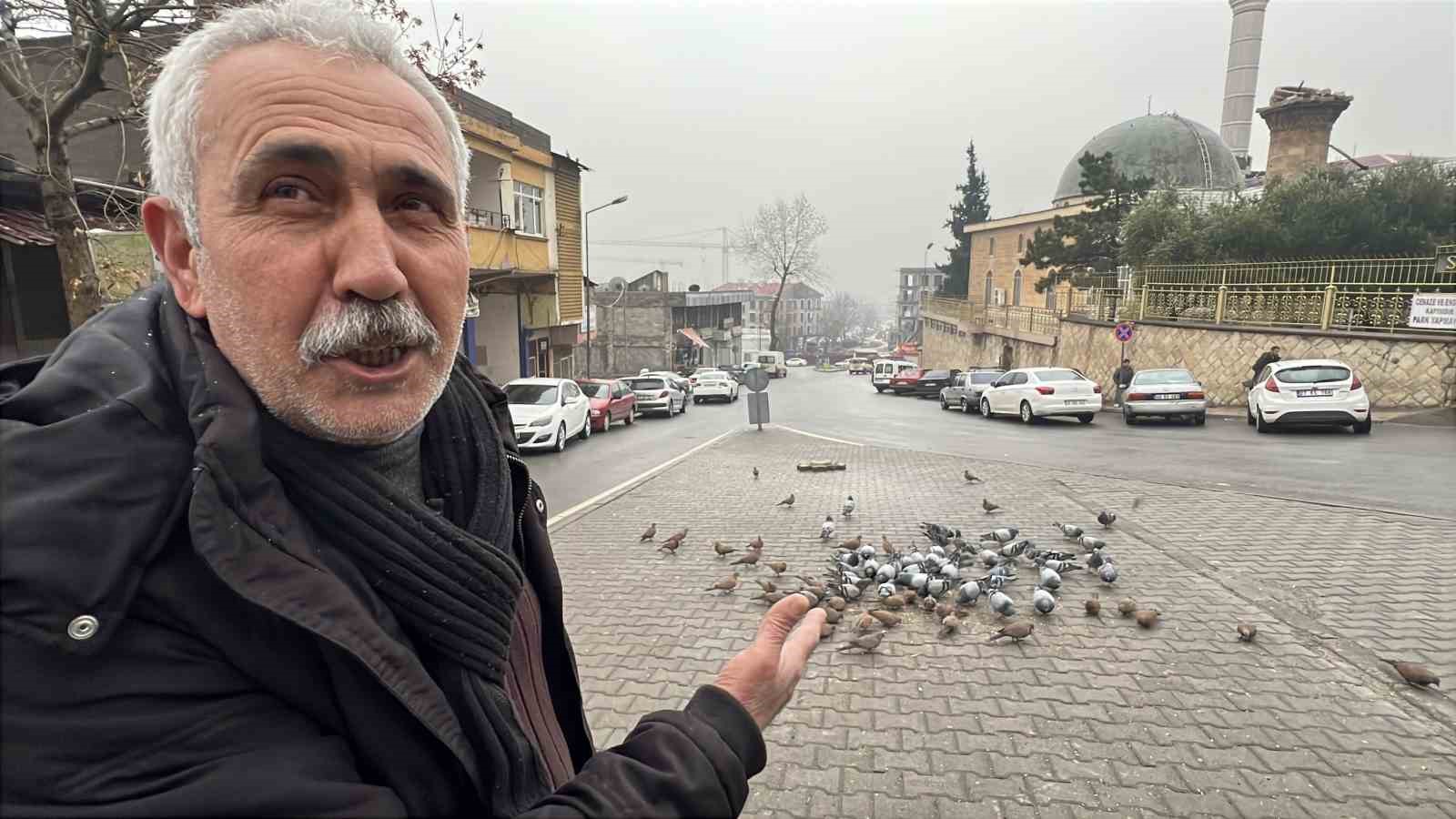 Kahramanmaraşlı esnaf depremde hasar alan cami önündeki güvercinleri her gün yemliyor