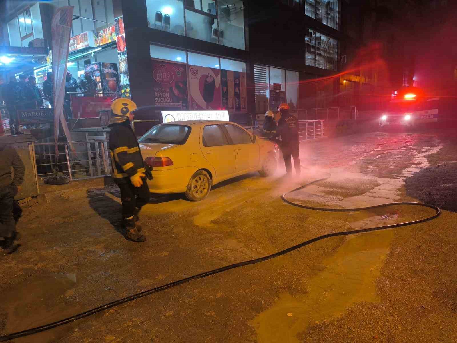 Mardin’de park halindeki otomobil alev topuna döndü