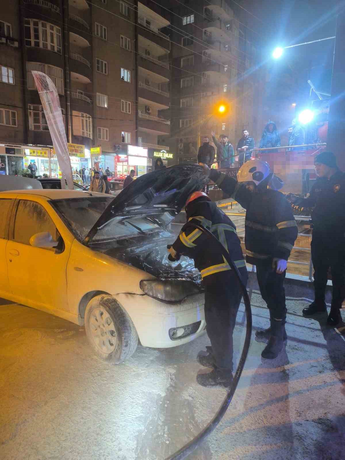 Mardin’de park halindeki otomobil alev topuna döndü
