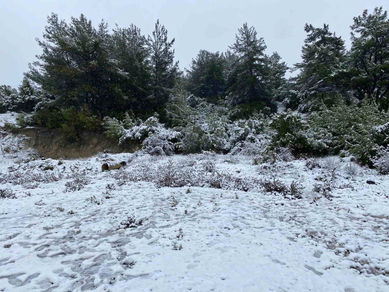 İzmir’in yüksek kesimleri beyaza büründü
