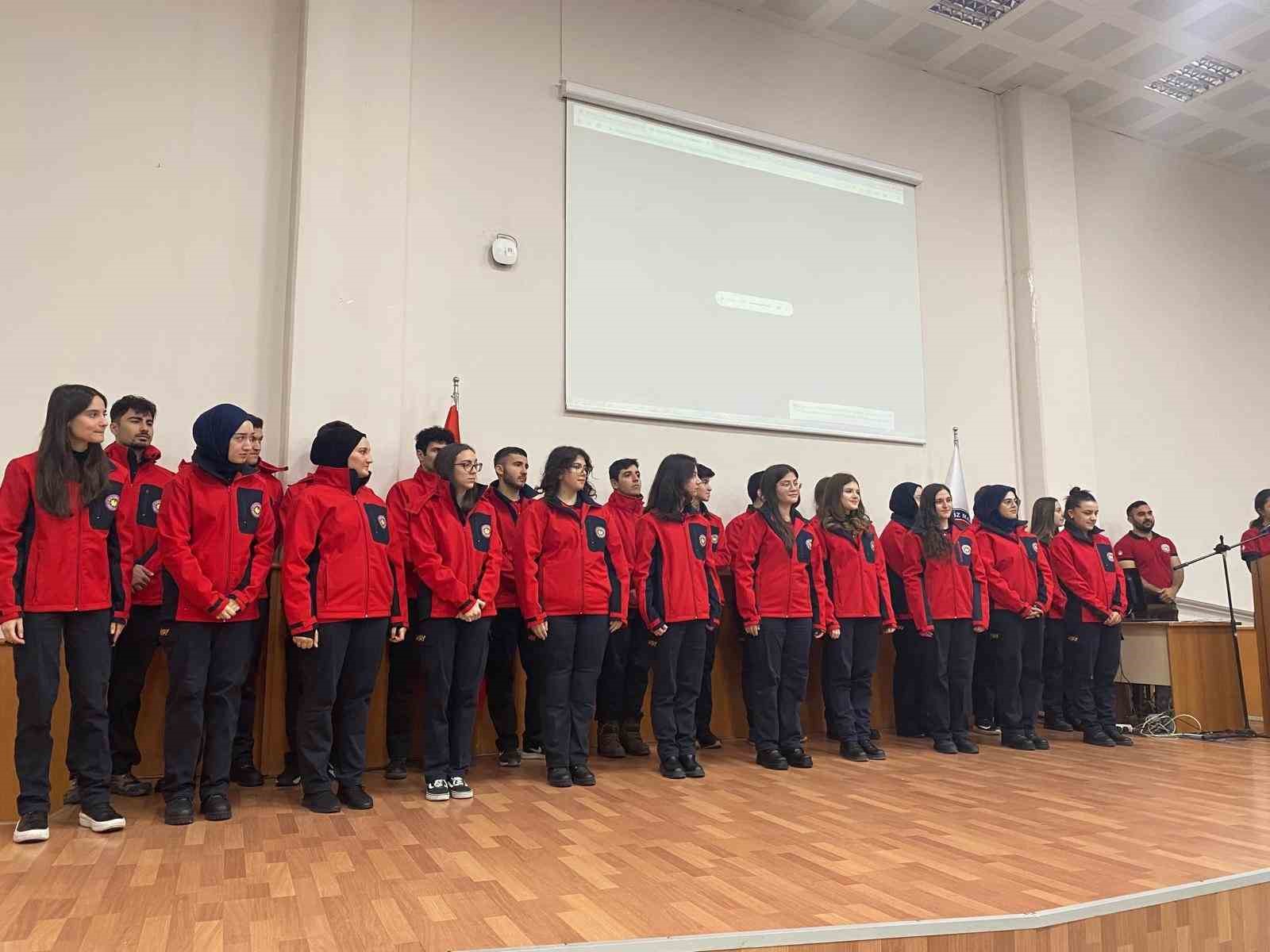 ÇOMÜ Afet Bölümü Öğrencilerine Üniforma Giyme Töreni Gerçekleştirildi
