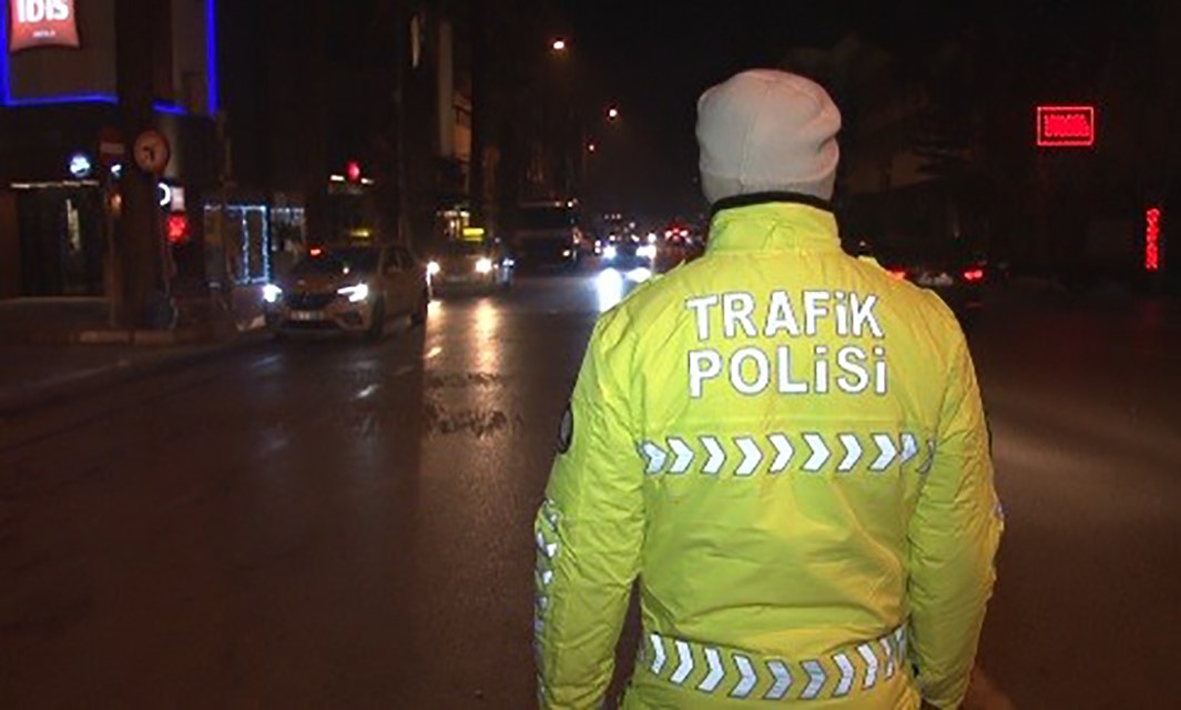 İzmir’de yılbaşı gecesi bin 432 trafik polisi görevde
