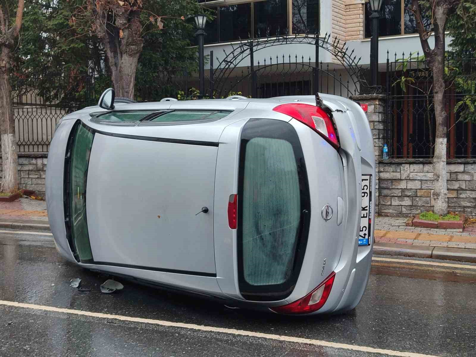 Bakırköy’de sürücüsünün kontrolünden çıkan araç yan yattı
