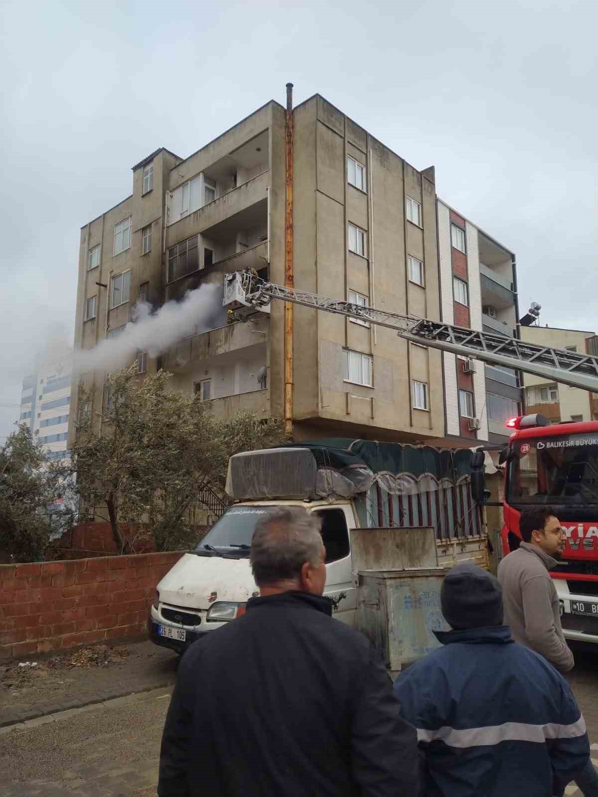 Edremit’te mutfak yangınında ateş balkona sıçradı
