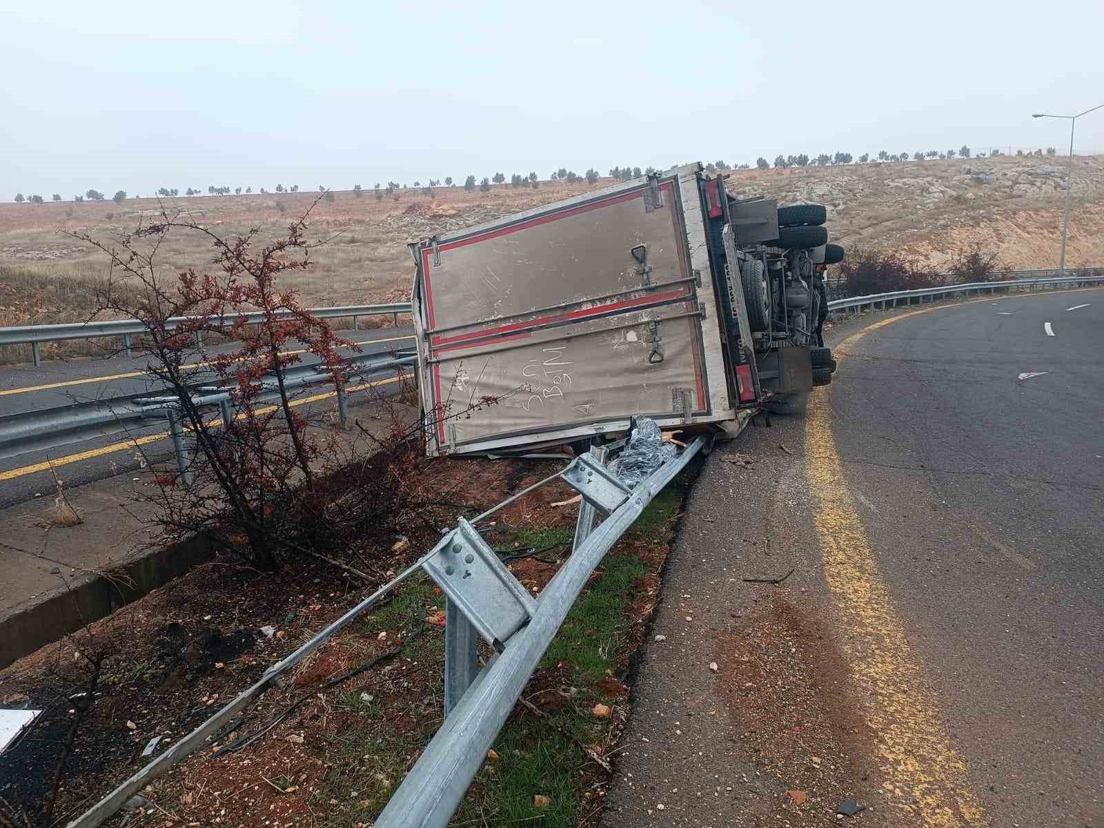 Virajı alamayan kamyonet devrildi, sürücü ağır yaralandı
