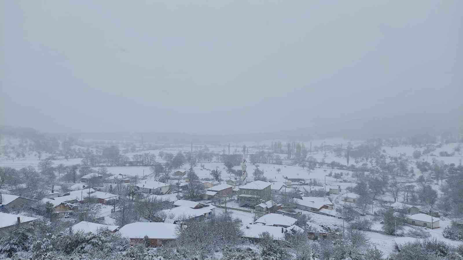 Yenice’nin yüksek kesimlerindeki dağ köyleri beyaza büründü