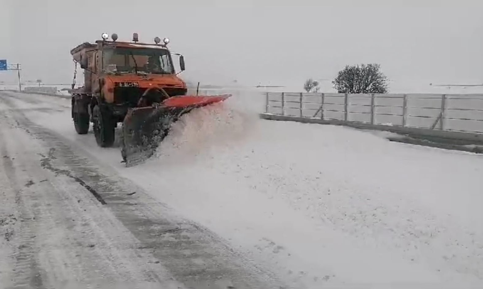 Aşkale’de karla mücadele çalışmalarına aralıksız devam ediliyor
