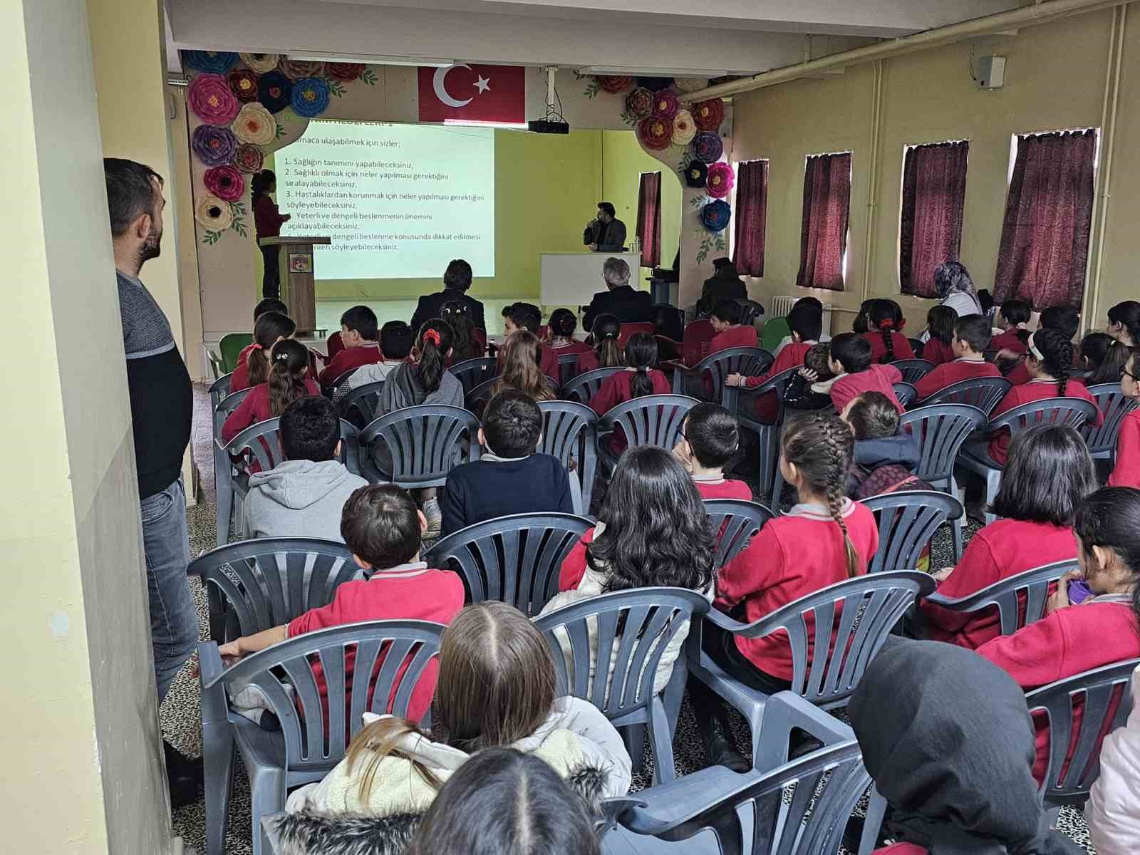 Bayburt’ta ilkokul öğrencileri çocuk sağlığı ve çocuk hastalıkları konularında bilgilendirildi
