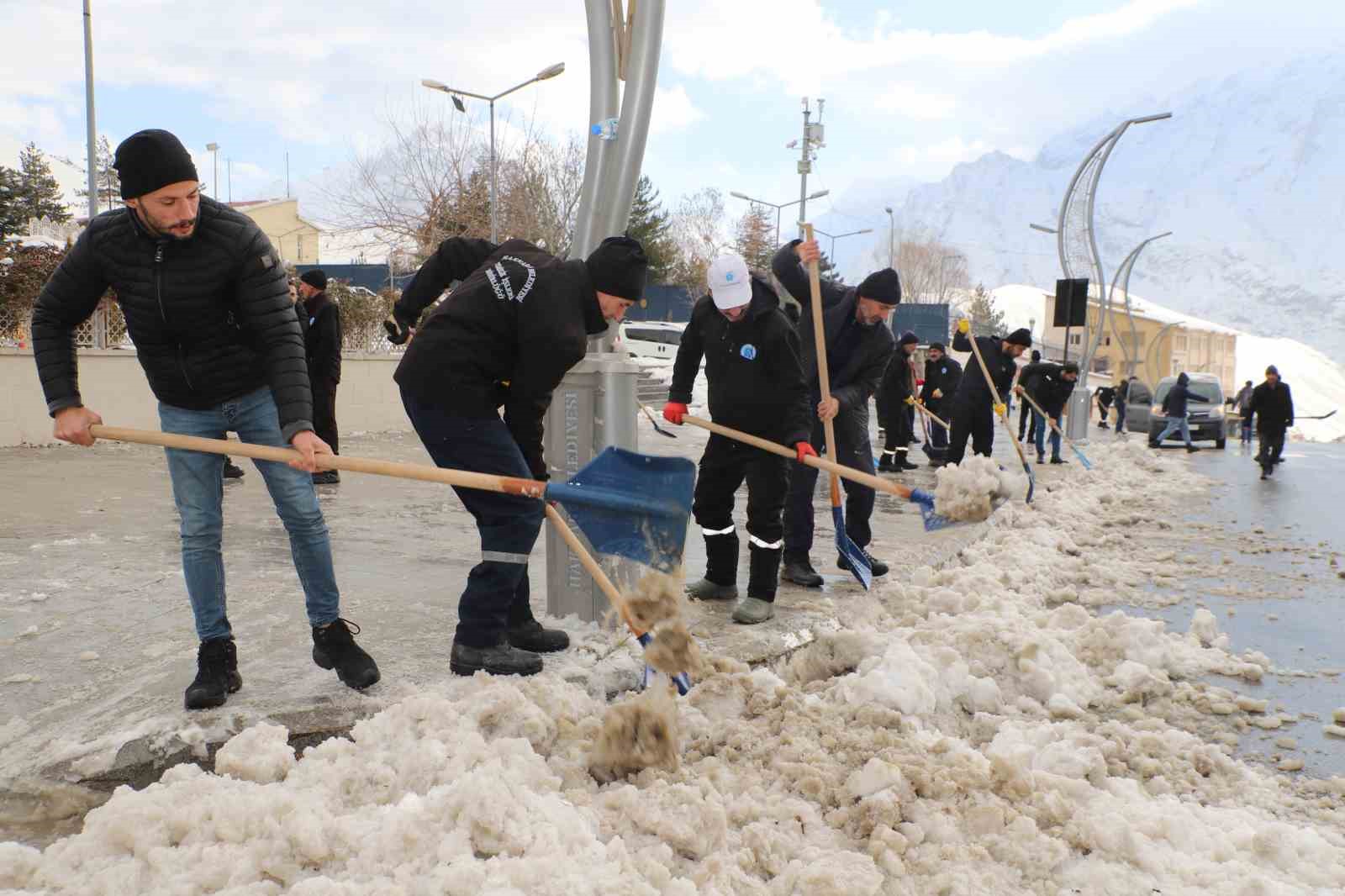 Hakkari’de 55 kişilik kar ve buz timi görev başında