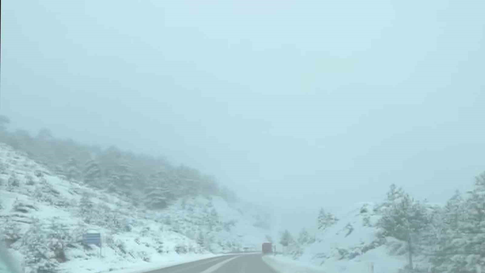 Denizli&rsquo;de sis s&uuml;r&uuml;c&uuml;lere zor anlar yaşatıyor
