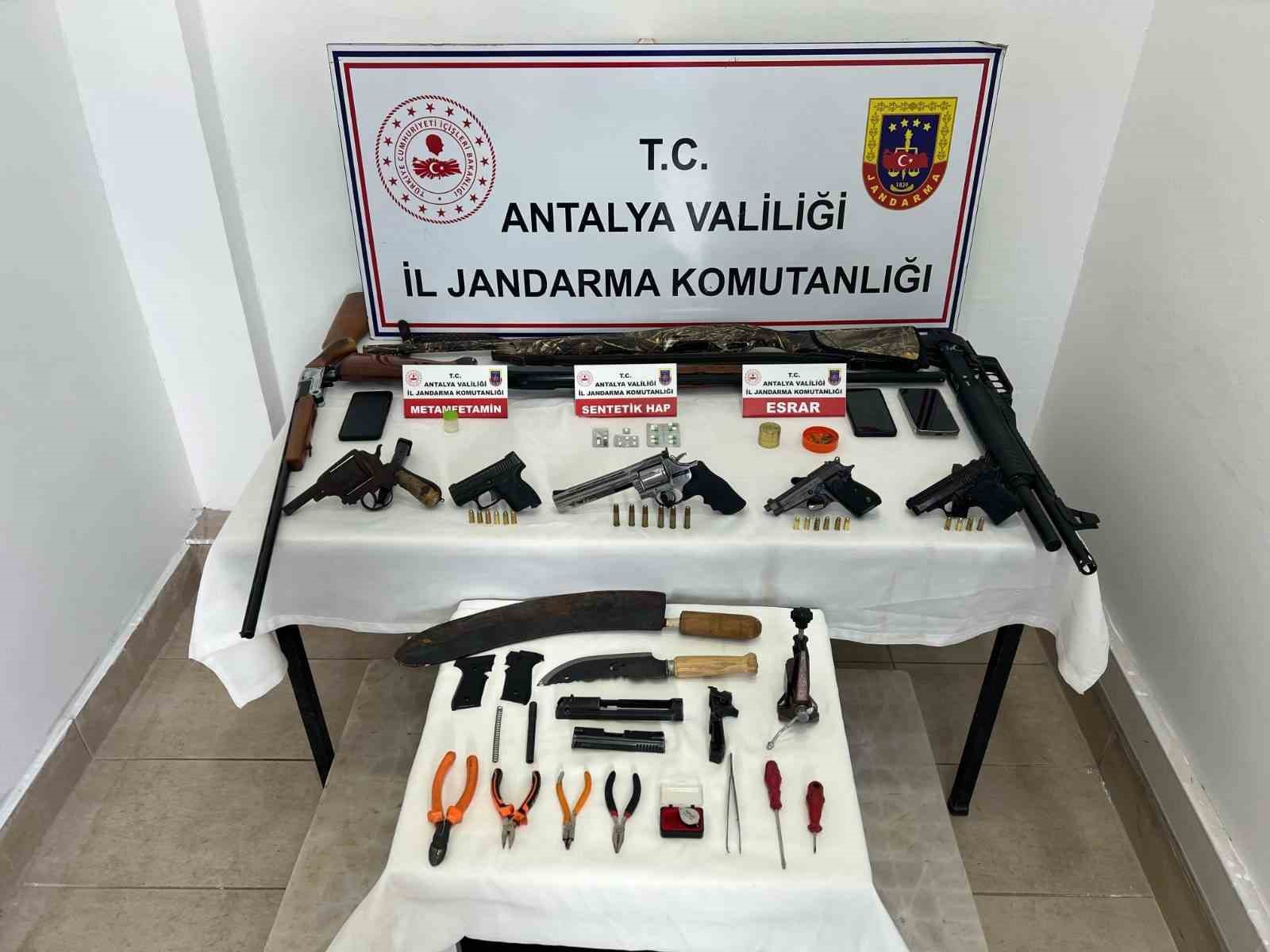 Antalya’da jandarmadan ruhsatsız tabanca ve uyuşturucu operasyonu