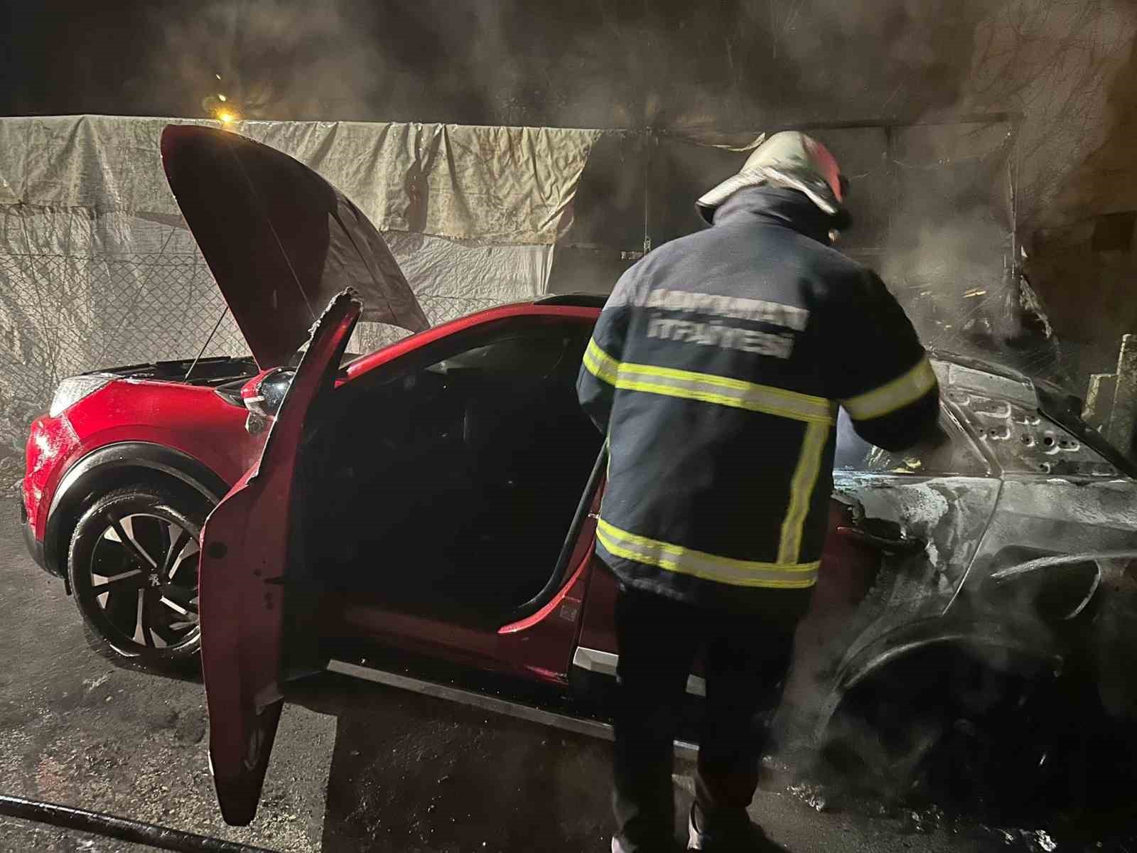 Park halindeki otomobil alev topuna döndü