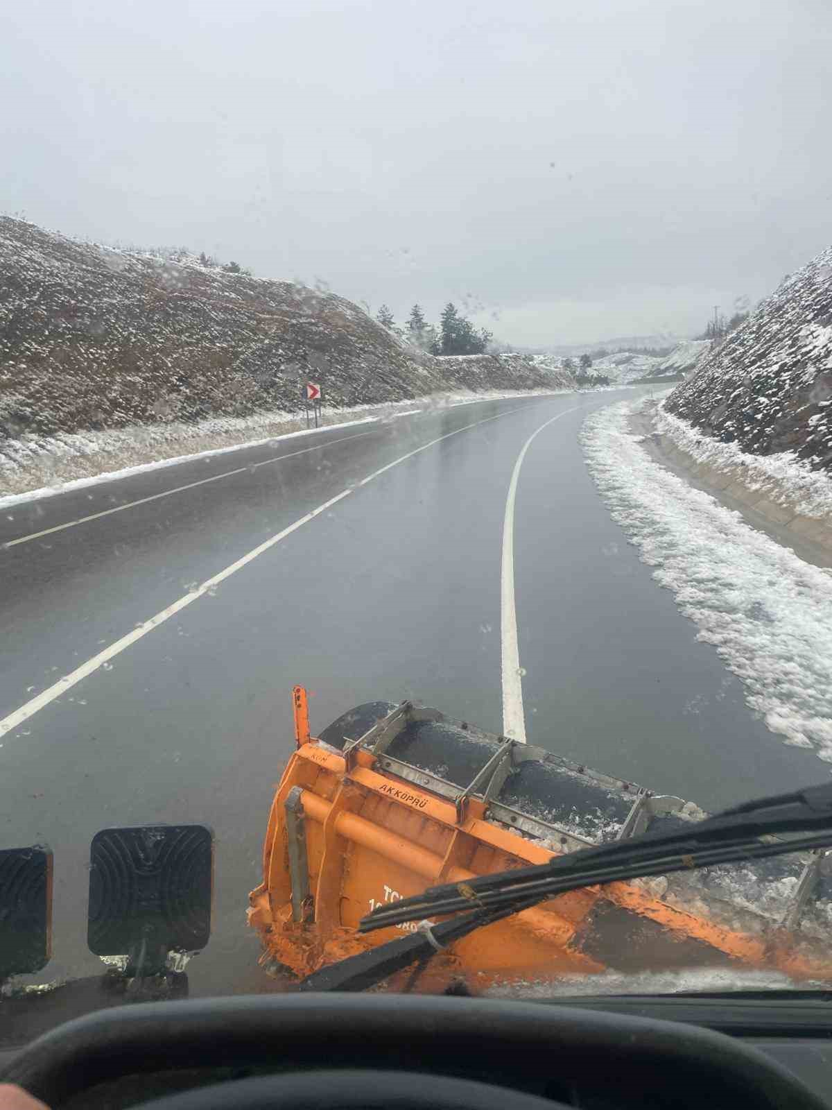 Çanakkale’de İl Özel İdare ekipleri karla kaplı köy yollarını açıyor
