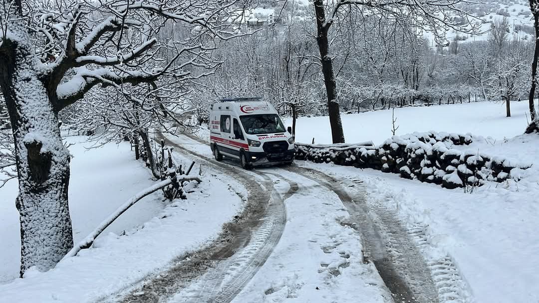 Elazığ’da kar nedeni ile köyde mahsur kalan hasta, yol açılarak hastaneye yetiştirildi