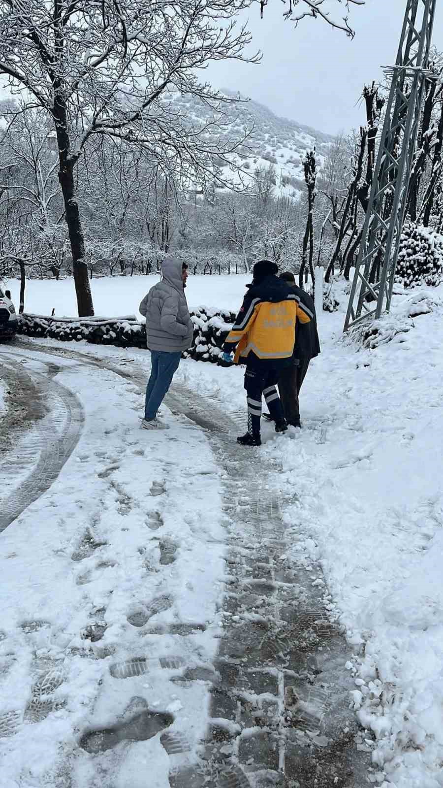 Elazığ’da kar nedeni ile köyde mahsur kalan hasta, yol açılarak hastaneye yetiştirildi
