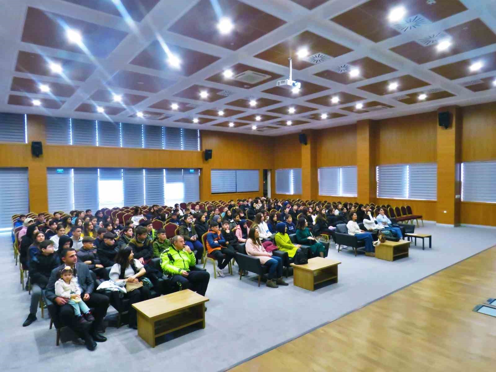 Polis ortaokul öğrencilerine mesleklerini tanıttı