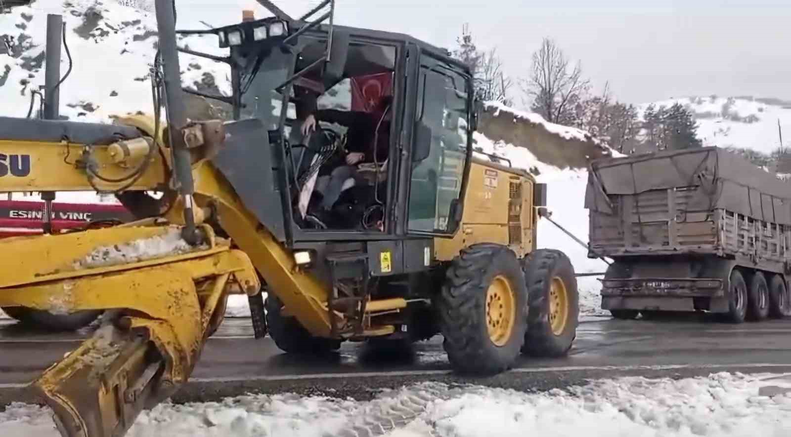 Elazığ’da karlı yolda kayarak yoldan çıkan tırı, ekipler kurtardı
