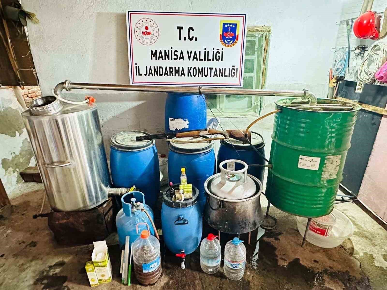 Manisa’da yılbaşı öncesi sahte içki operasyonu: 610 litre rakı ele geçirildi