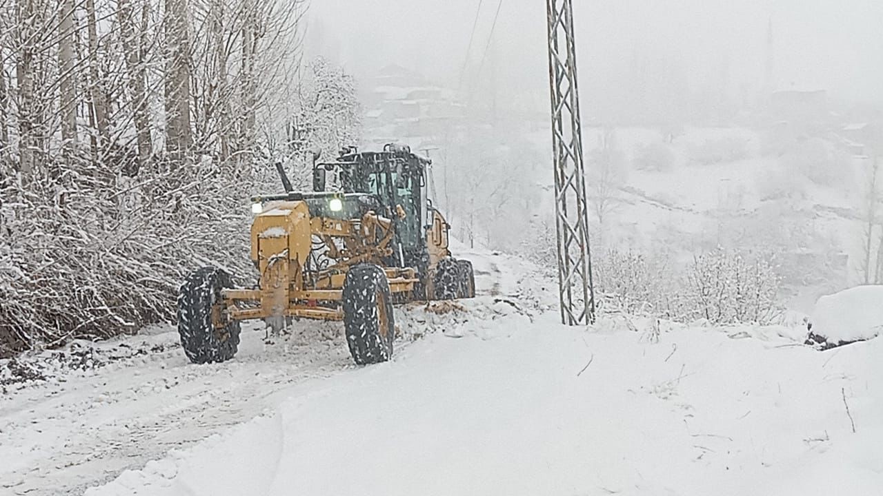 Beytüşşebap’ta şiddetli fırtına ve kar yağışı hayatı olumsuz etkiledi