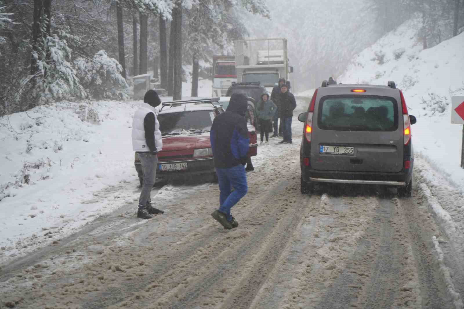 Kar yağışı nedeniyle Kazdağları’nda araç trafiği zaman zaman durma noktasına geliyor
