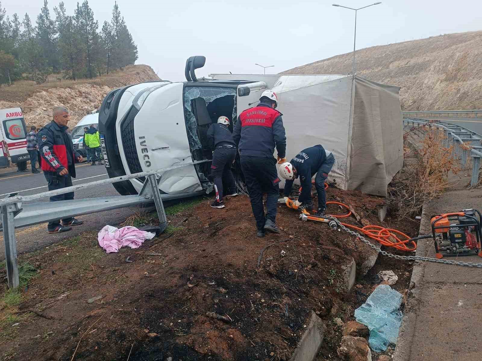 Virajı alamayan kamyonet devrildi, sürücü ağır yaralandı