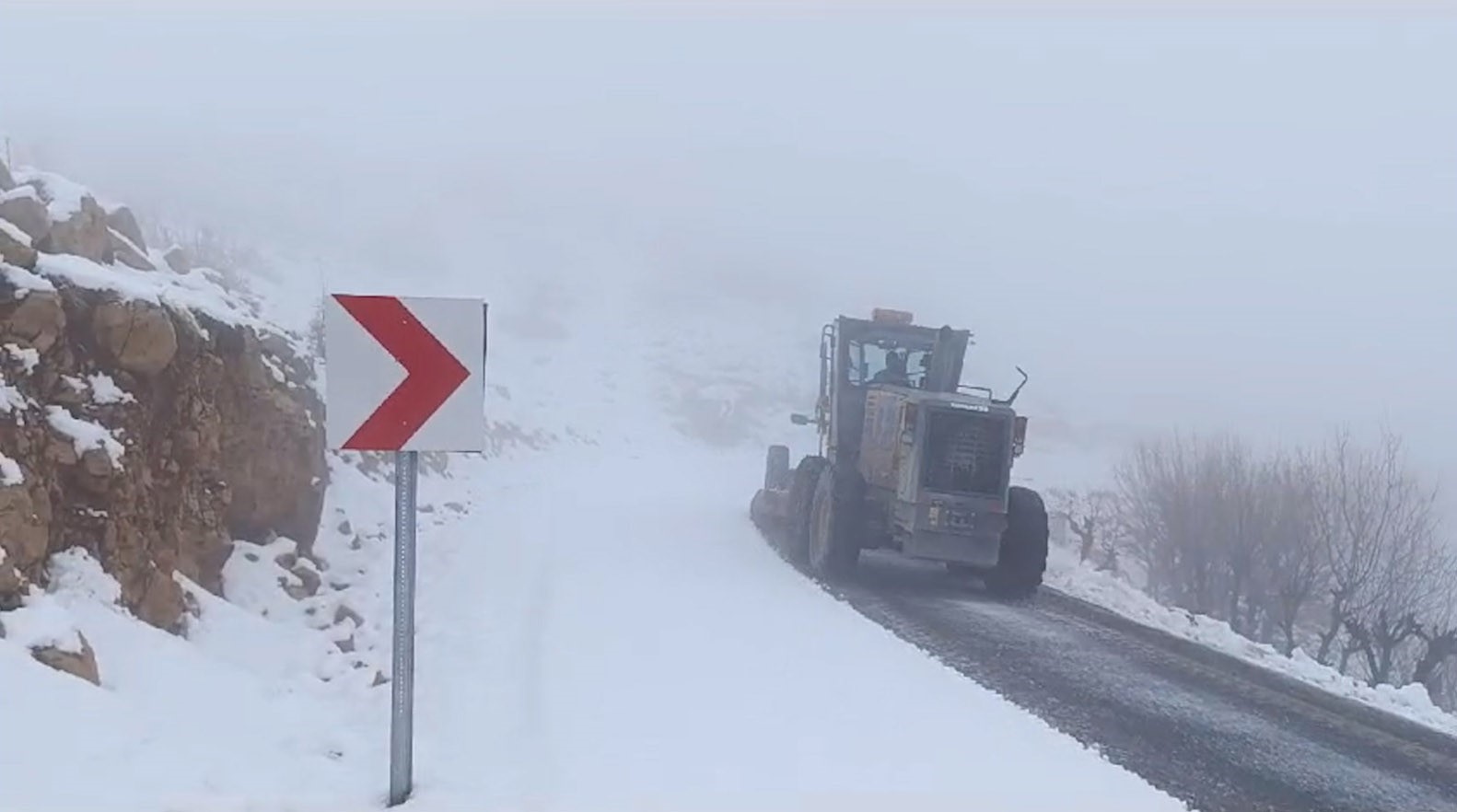 Diyarbakır’da kar yağışı nedeniyle kapanan 105 kilometrelik yol ulaşıma açıldı
