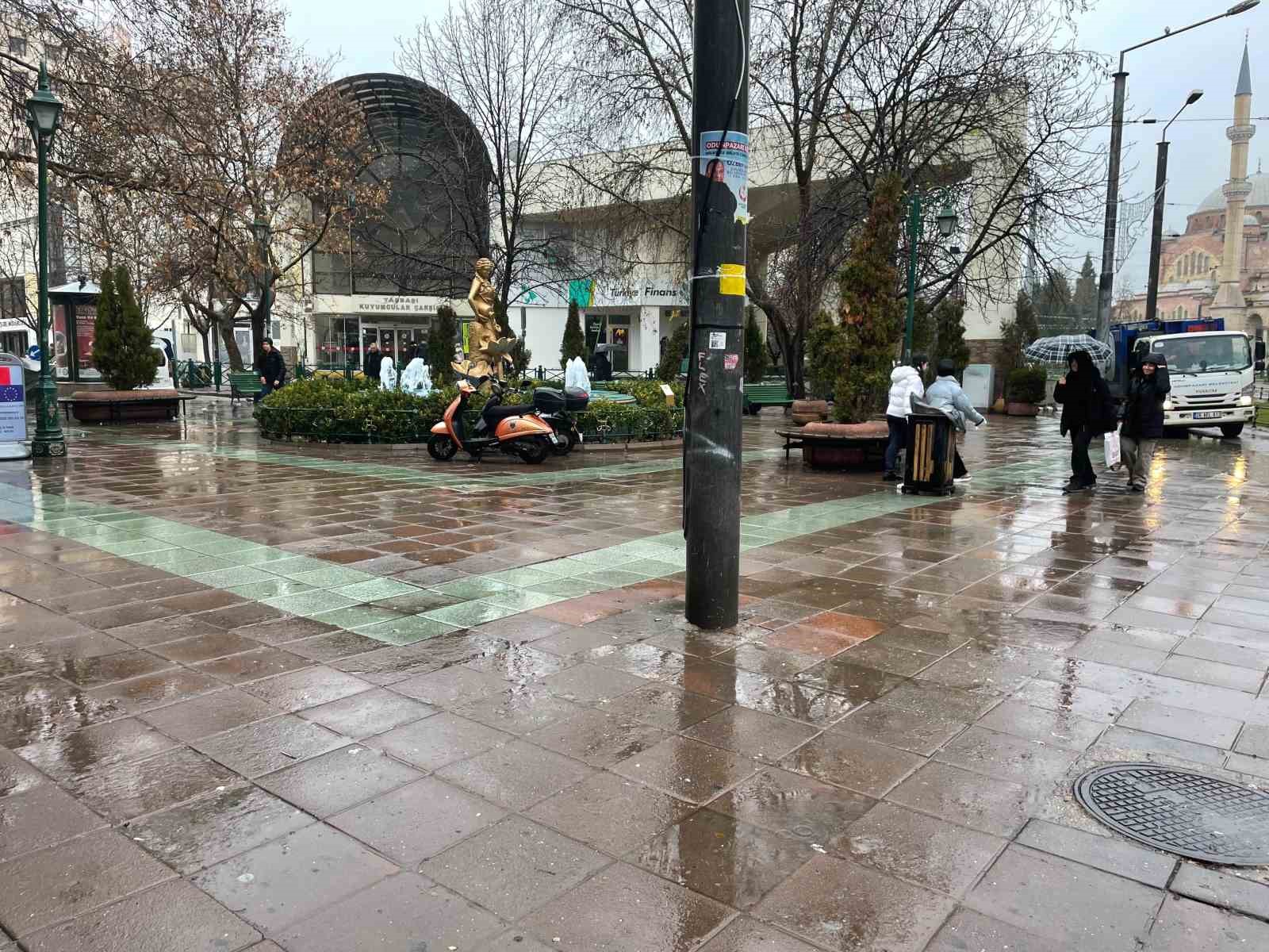 Eskişehir’de yağmur kent merkezinde yoğunluğu azalttı
