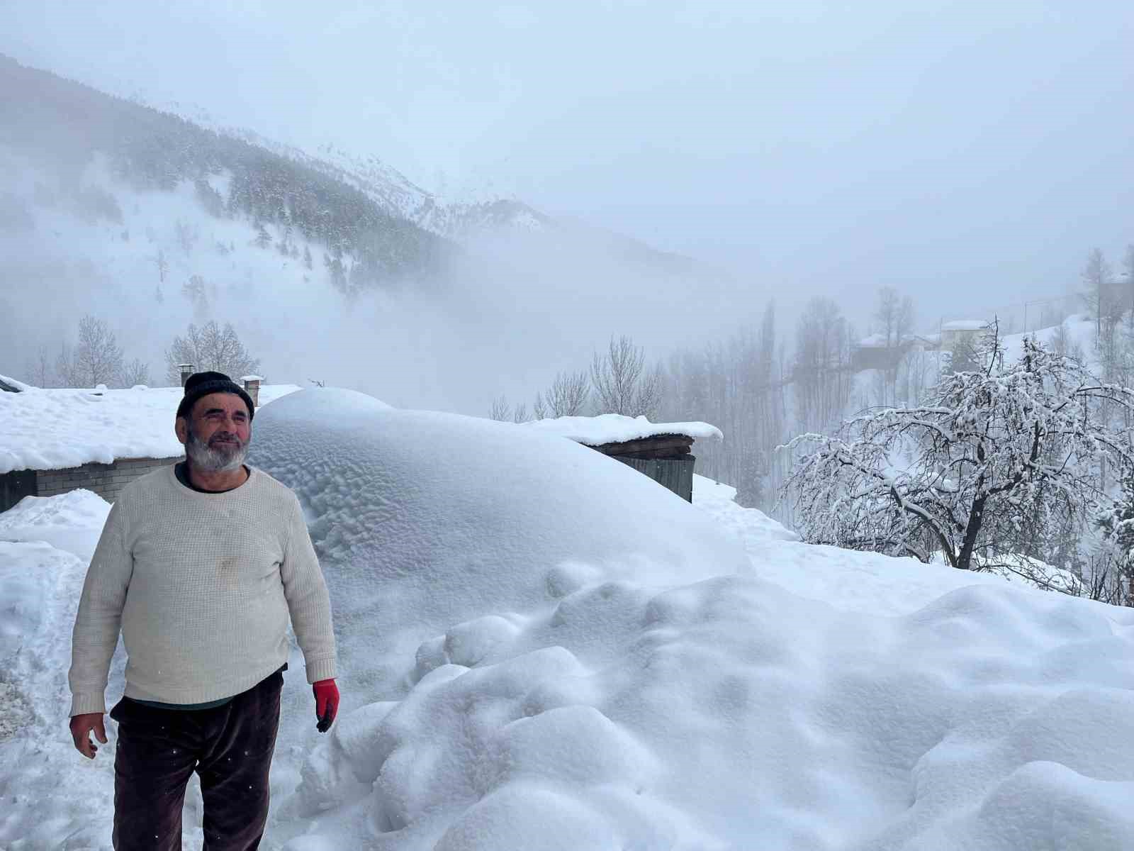 Artvin&rsquo;in Bı&ccedil;ak&ccedil;ılar k&ouml;y&uuml;nde kış zorluklarla ge&ccedil;iyor: Kar kalınlığı 3 metreyi aştı
