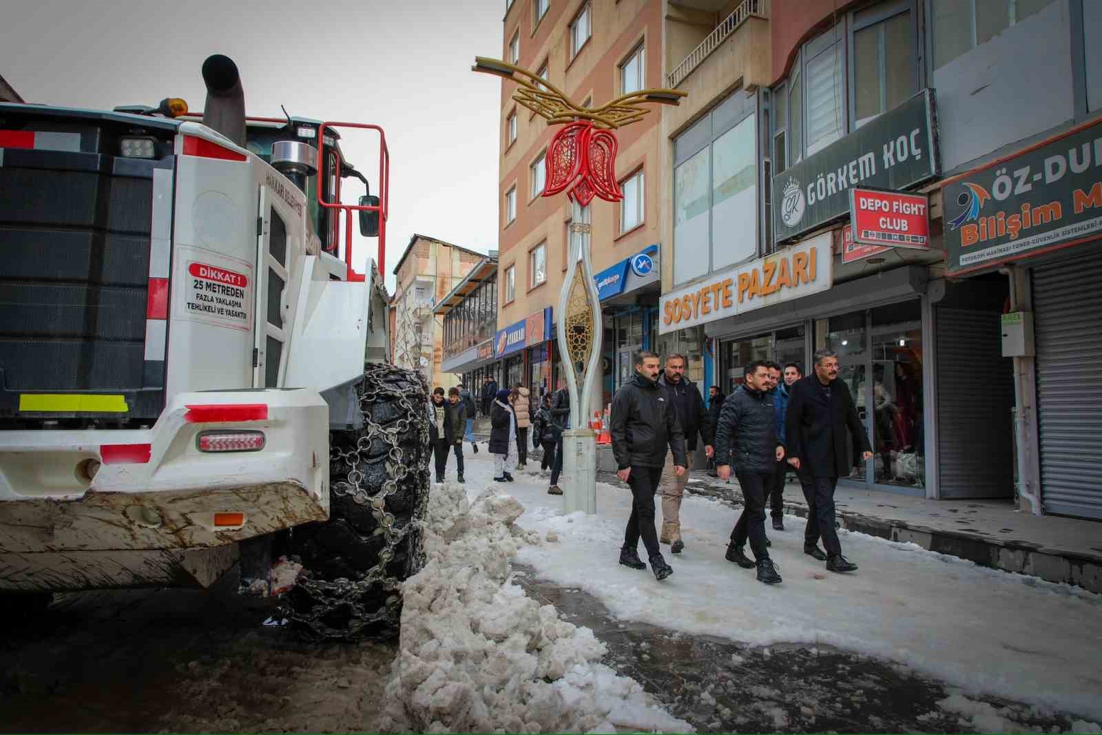 Vali &Ccedil;elik karla m&uuml;cadele &ccedil;alışmalarına inceledi
