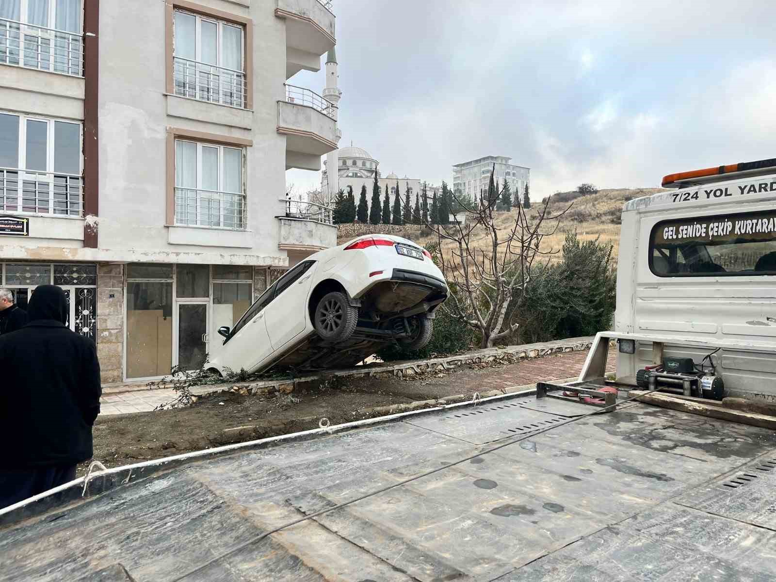 Besni&rsquo;de otomobil apartman boşluğuna d&uuml;şt&uuml;
