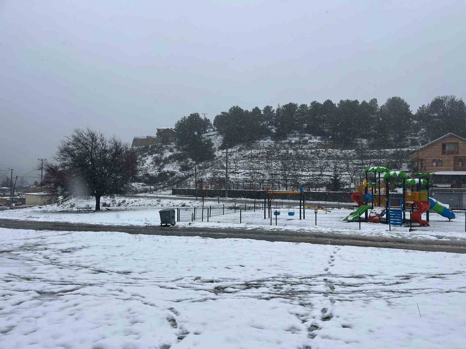 Kuraklıkla m&uuml;cadele eden Buldan Yayla G&ouml;l&uuml; beyaza b&uuml;r&uuml;nd&uuml;
