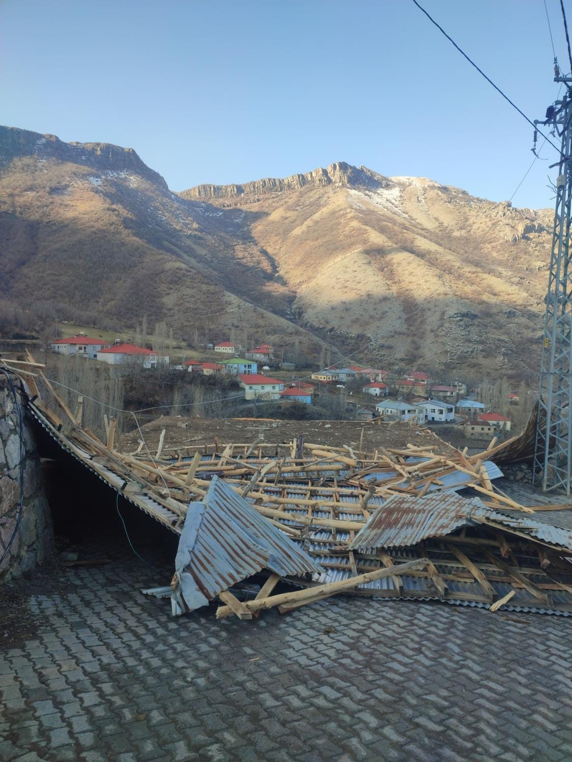 Hakkari&rsquo;de şiddetli r&uuml;zgar &ccedil;atıları u&ccedil;urdu
