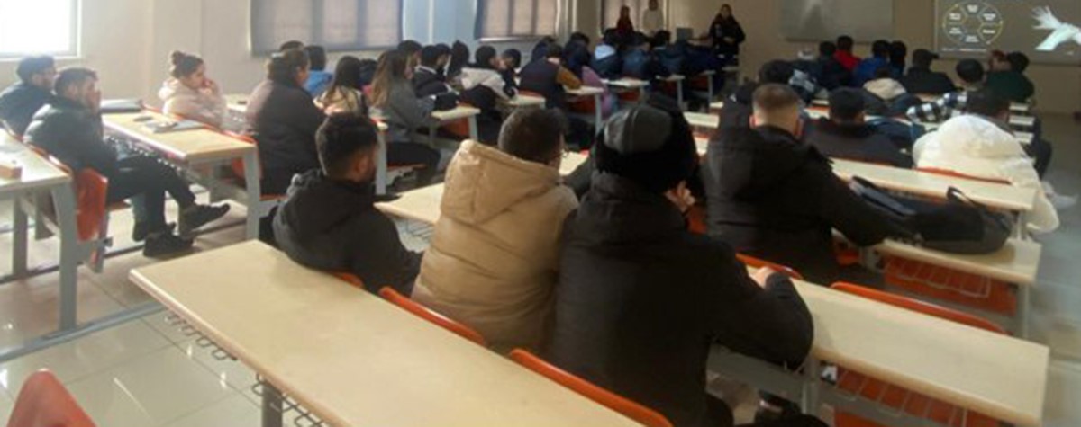 Kars&rsquo;ta polis 700 &uuml;niversite &ouml;ğrencisine narkotik eğitim verdi
