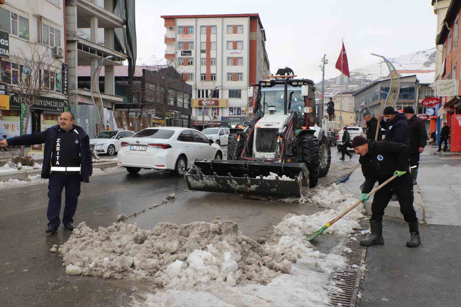 Hakkari&rsquo;deki kar yığınları şehir dışına &ccedil;ıkarıldı
