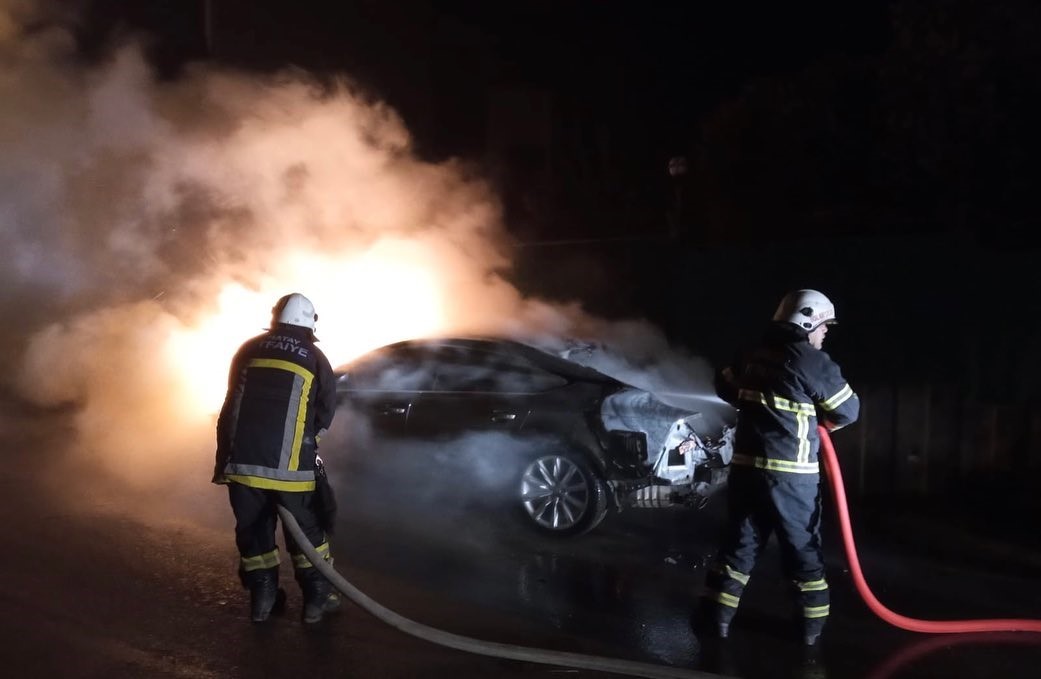 Defne’de otomobil yangınını itfaiye söndürdü