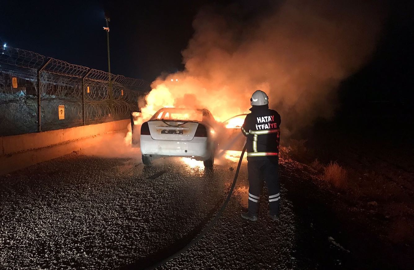 Reyhanlı’da çıkan yangında otomobilde maddi hasar oluştu