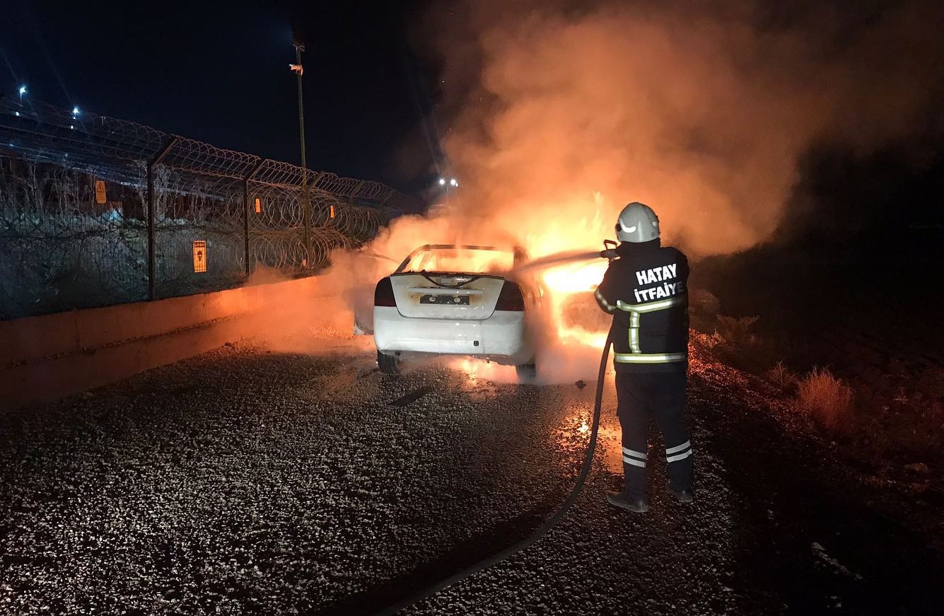 Reyhanlı’da çıkan yangında otomobilde maddi hasar oluştu
