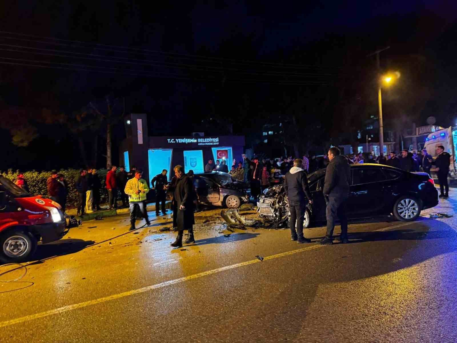 Bursa’da iki otomobil kafa kafaya çarpıştı: 2 yaralı
