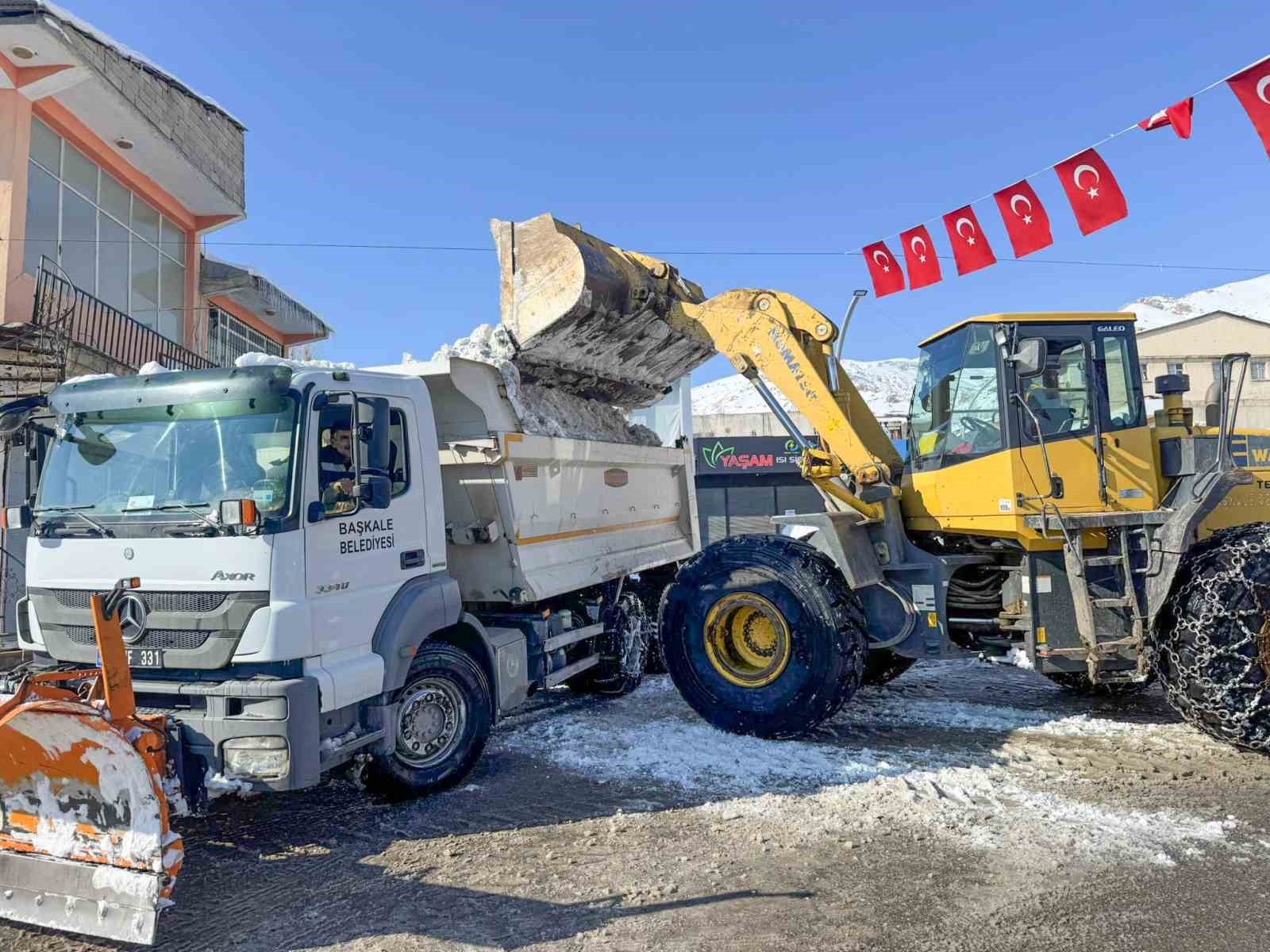 Başkale’de kar yığınları kamyonlarla ilçe dışına taşınıyor