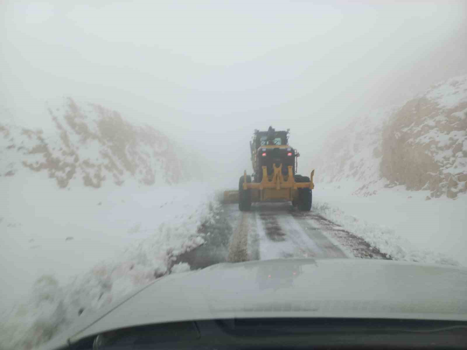 Siirt’te kar nedeniyle kapalı olan 28 köy yolu ulaşıma açıldı