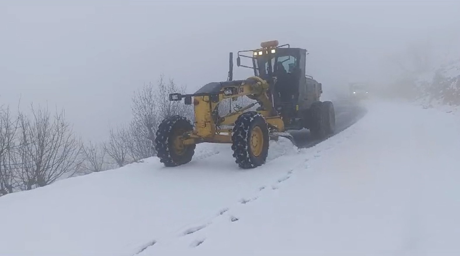 Diyarbakır’da kar yağışı nedeniyle kapanan 105 kilometrelik yol ulaşıma açıldı