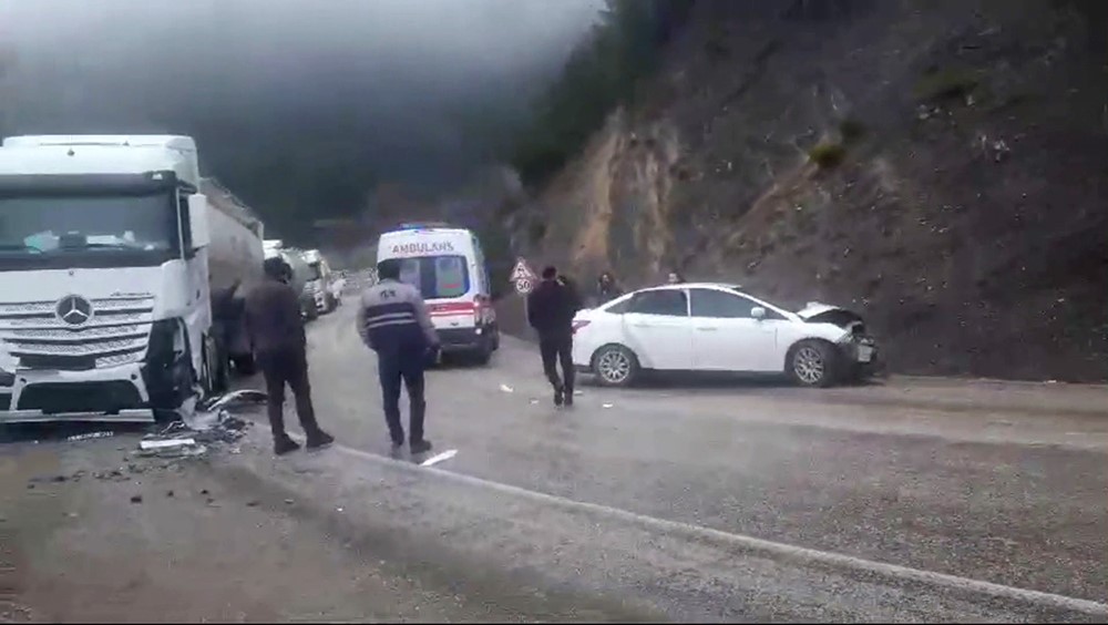 Bolu’da tır ile otomobil çarpıştı: 1’i ağır 4 yaralı