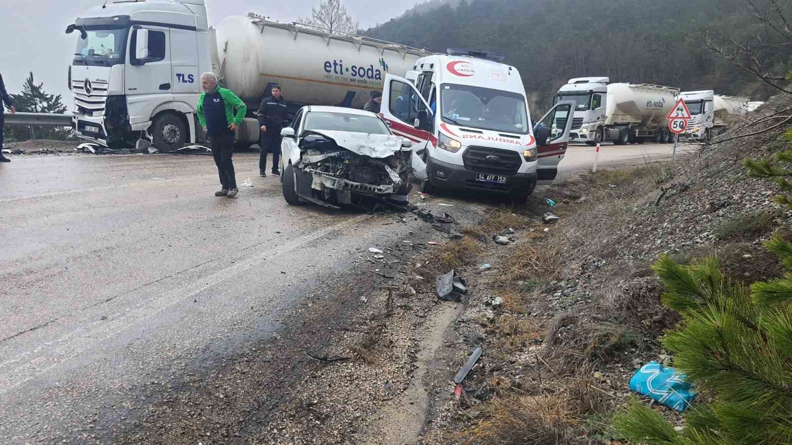 Bolu’da tır ile otomobil çarpıştı: 1’i ağır 4 yaralı
