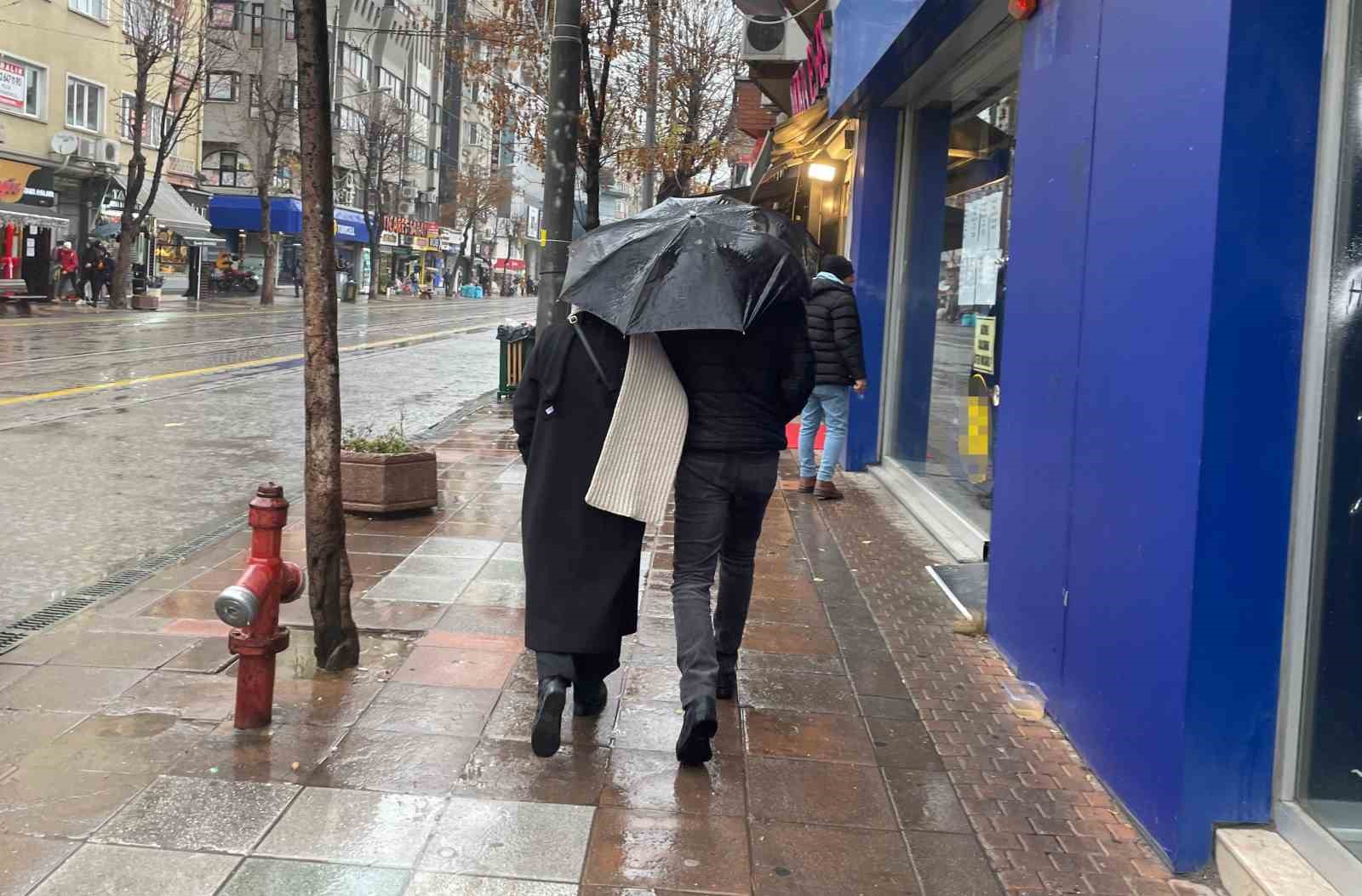 Eskişehir’de yağmur kent merkezinde yoğunluğu azalttı