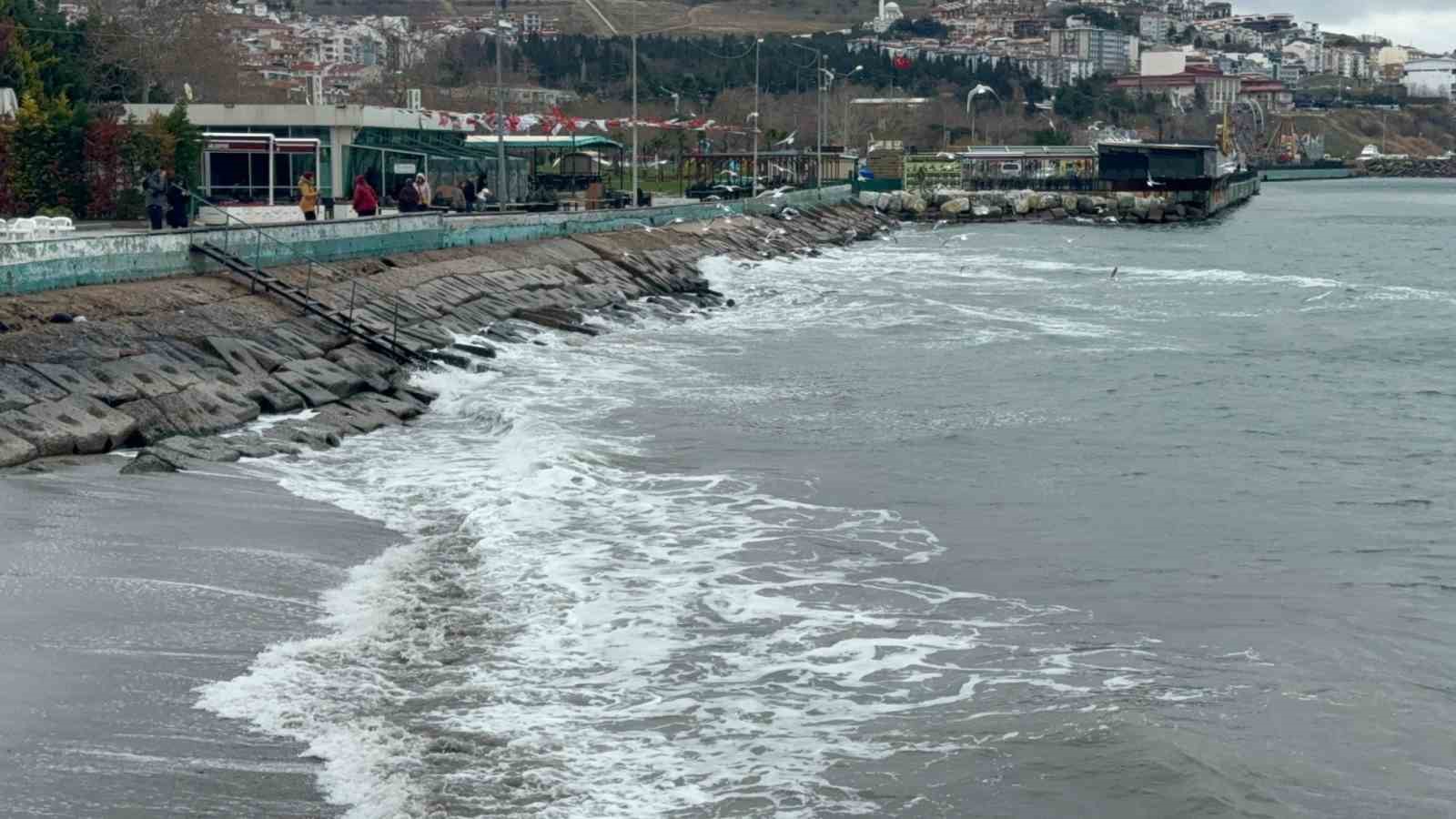 Marmara Denizi ulaşımına poyraz engeli
