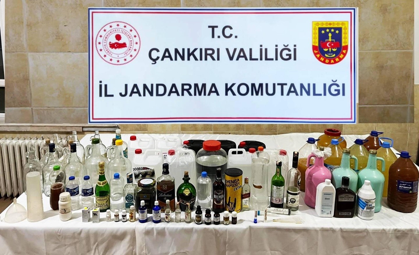 Çankırı’da yılbaşı öncesi onlarca litre kaçak alkol ele geçirildi