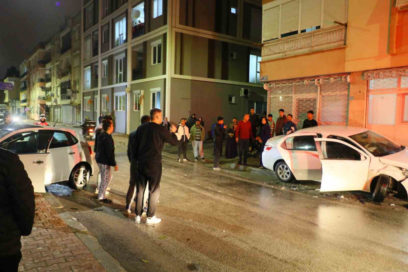 Antalya’da iki otomobil sokak keşiminde çarpıştı: 2 yaralı